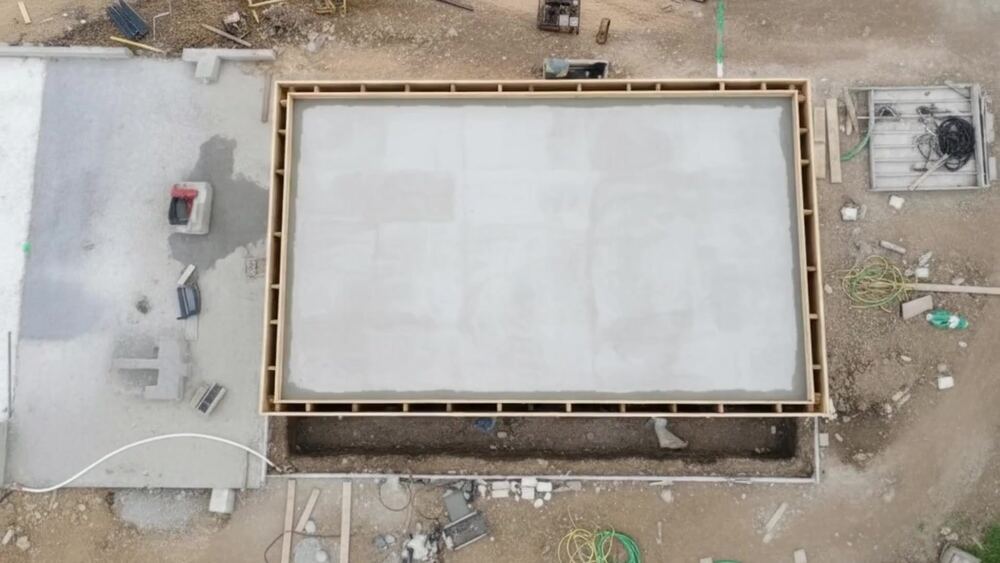 Platea di fondazione in cemento armato del cantiere Nova Biohouse vista dall'alto
