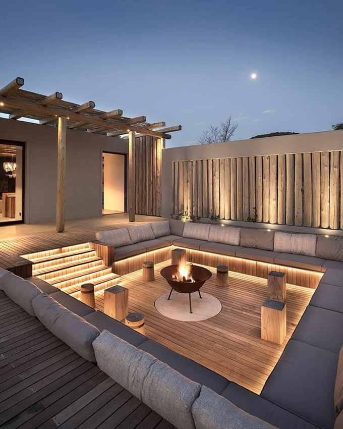 Conversation pit con salotto ribassato, illuminazione led, braciere e pergola in legno